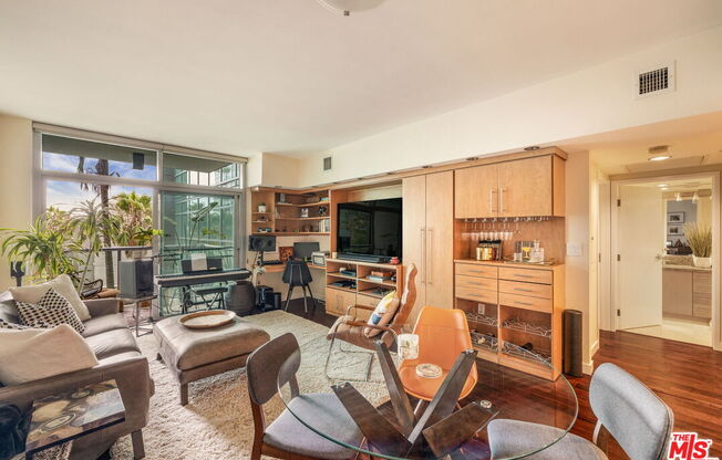 1 bed, 1 bath, 814 sqft, $4,250, Unit 415