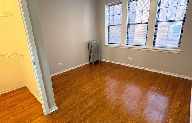 3 beds, 1 bath, 1,003 sqft, $1,350, Unit CA 127.5-2W