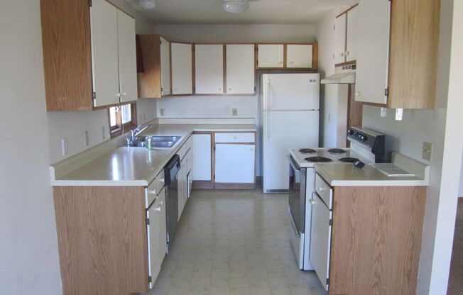 3 beds, 1.5 baths, $1,250, Unit 809-08