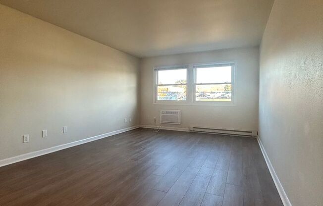 2 beds, 1 bath, 800 sqft, $945, Unit Apt. 4