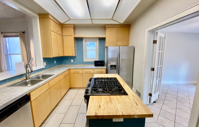 Awesome 4BD/3BA in prime Uptown! Remodeled w/ HGTV! 1 MONTH FREE! Avail. NOW!