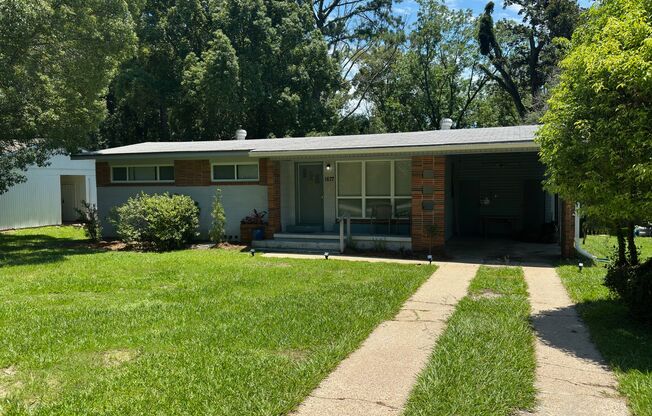 AWESOME 4/2 House w/ Wood Floors, Huge Screened in Deck, Fenced Yard, & W/D! Walk To the STADIUM & Collegetown! Available Aug 1st for $1825/month!