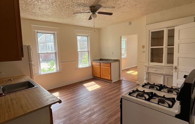 2 bed 1 bath located right off Brady St