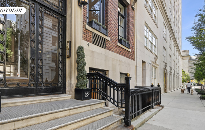 4 E 81 ST
