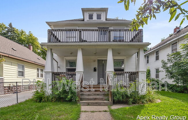 1530 QUARRY AVE NW