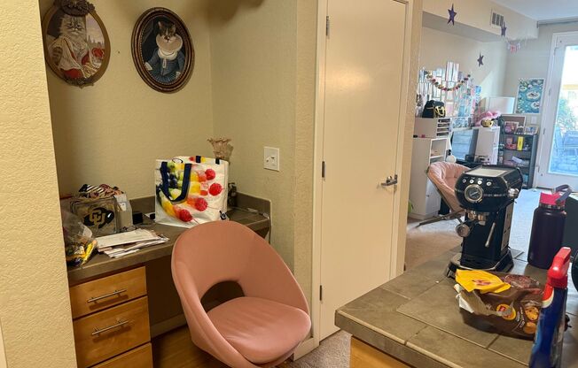 Luxury 1-Bedroom Apartment Minutes from Campus