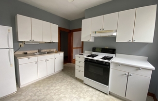 2 beds, 1 bath, $2,400, Unit 2