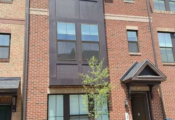 Beautiful contemporary TH in desirable North Hill