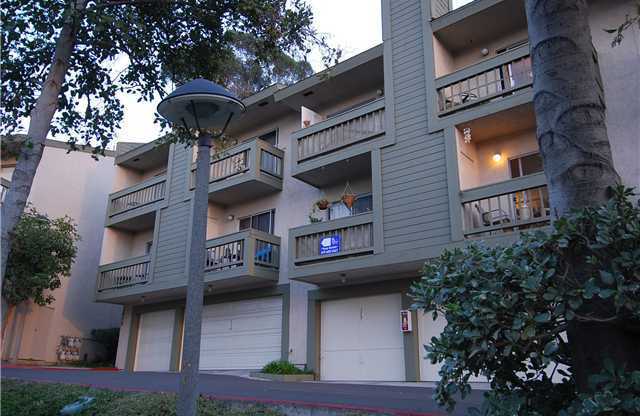 2 Bed/2.5 Bath Condo at College Park Townhomes!