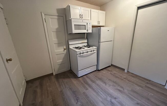 Stunning Three Bedroom on Bates St! Parking, Central Air Conditioning, Large Back Deck & More!! Call Today!!