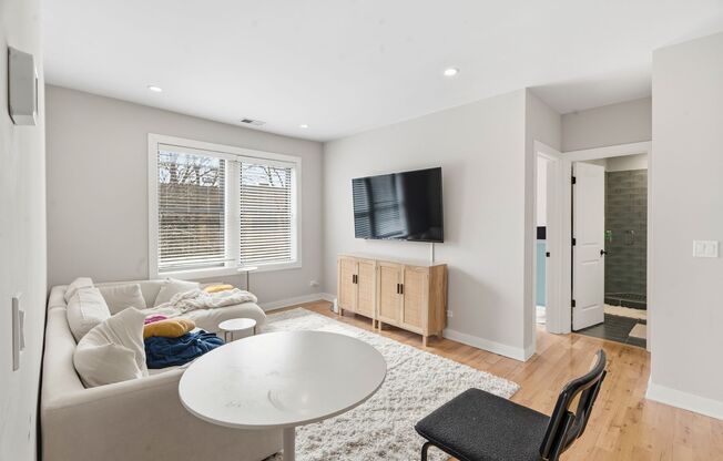 3 beds, 2 baths, 830 sqft, $4,450, Unit 928-3S