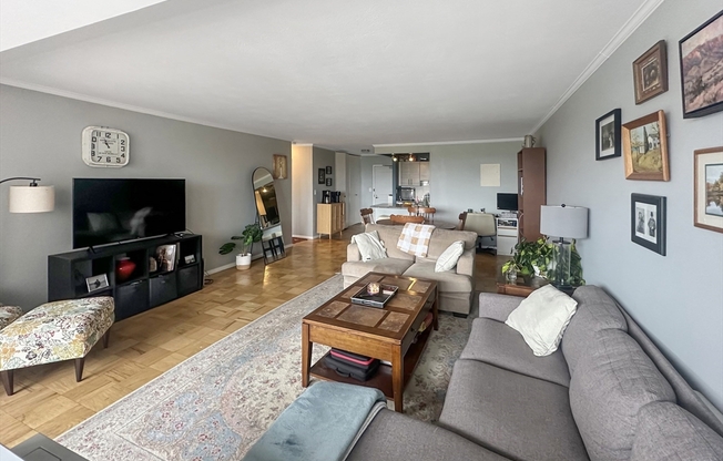 1 bed, 1 bath, 895 sqft, $3,100, Unit 8R