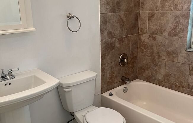 2 beds, 1 bath, $1,400