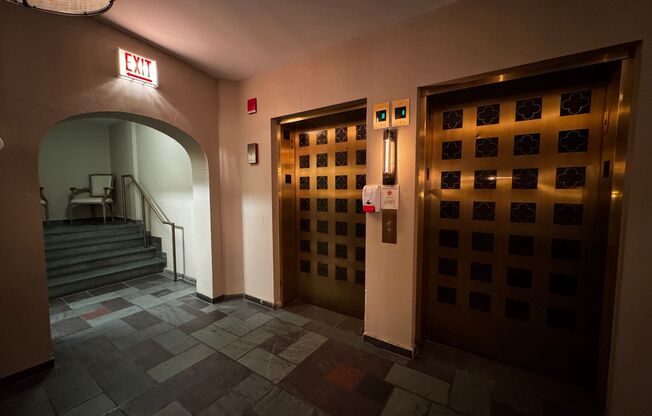 2 beds, 1 bath, $2,200, Unit 404