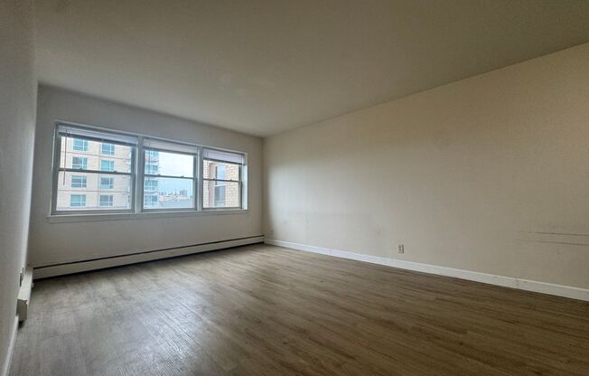 1 bed, 1 bath, $1,295, Unit 706