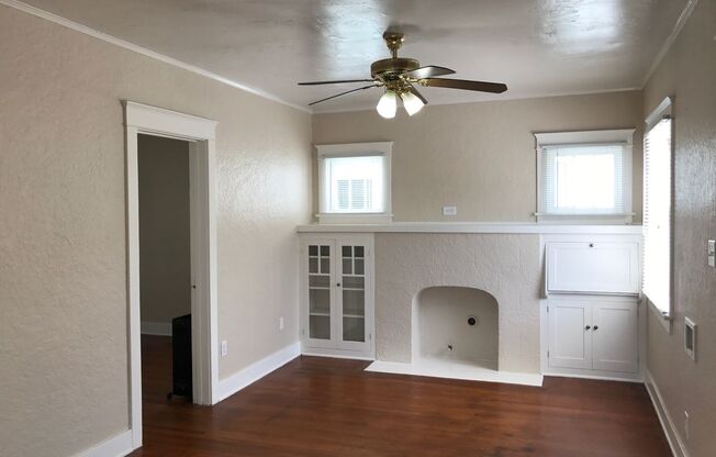 South Park Cottage-1BR 1BA-Freshley Painted-Wood Floors-Crown Molding-Ceiling Fans-Parking-Fenced Front Yard