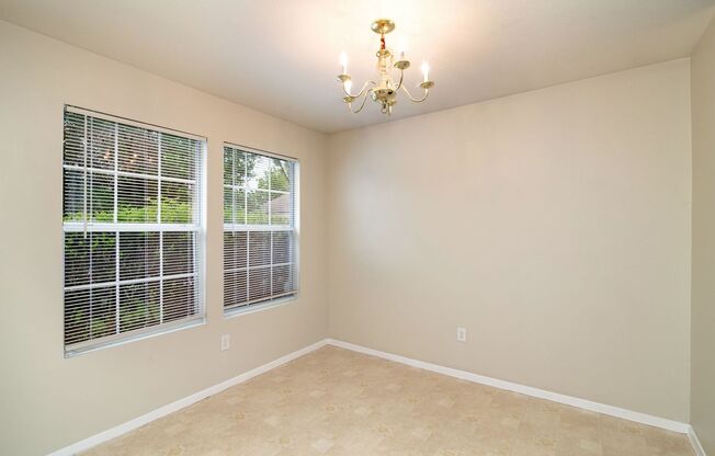 Lovely Home in Dallas located close to I-35, and all the restaurants and shopping in the Camp Wisdom area.