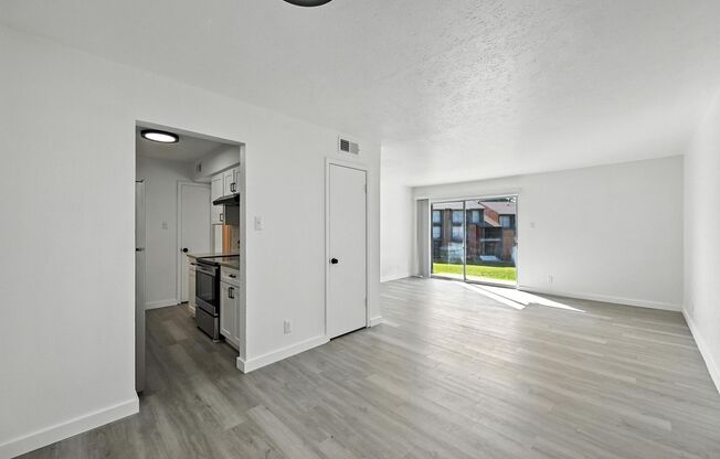 South Crest Apartments: Updated Dallas Apartments in Quiet Area!