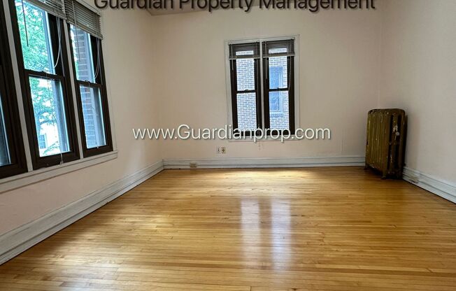 Front Facing 2nd floor Lakes Uptown Apartment, Blocks from Both Lakes, Hardwood Floors, One Month Free