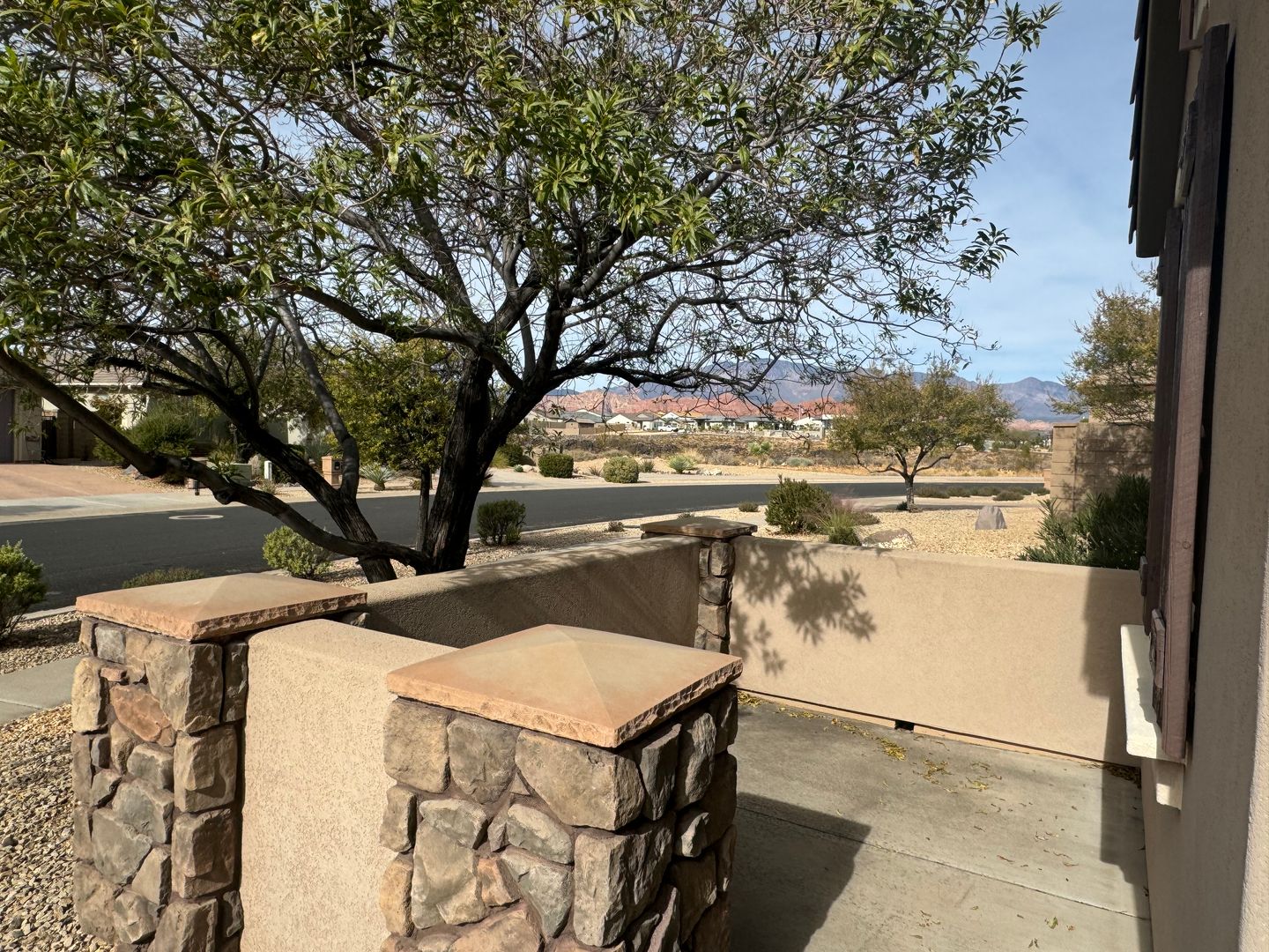 FRESH AIR and VIEWS!! Furnished home on the hill in Coral Canyon!