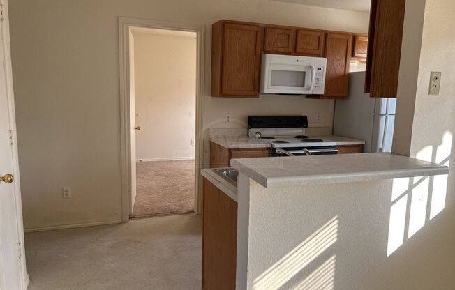 2 beds, 1 bath, $795, Unit 1709 Spring Rose Unit A