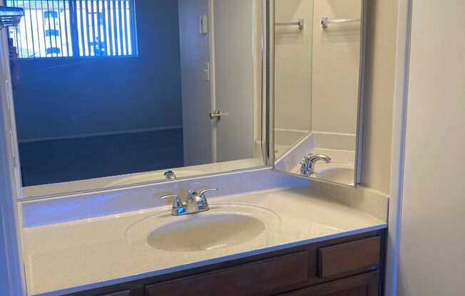 1 bed, 1 bath, 565 sqft, $999, Unit 215