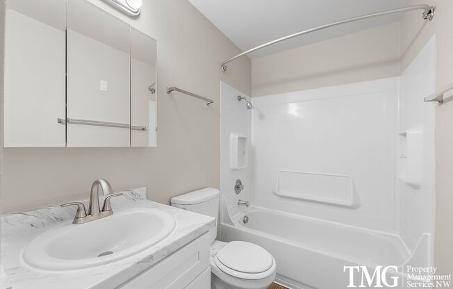 3 beds, 1 bath, 943 sqft, $1,550, Unit 37