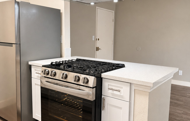 1 bed, 1 bath, 700 sqft, $2,280