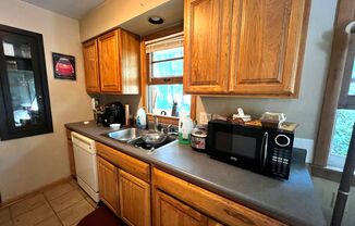 401 4th Ave, Iowa City, IA - 2BR 1bath house available 1/1/2025