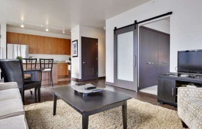 501 E ILLINOIS