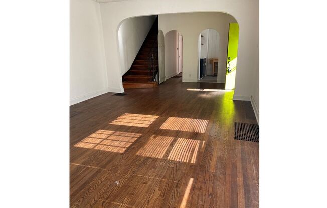 COLLEGE HILL DUPLEX w/2 car garage