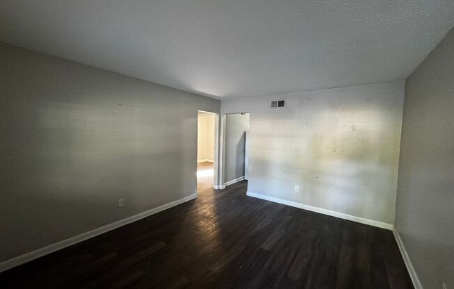 2 beds, 1 bath, 766 sqft, $1,350, Unit 11 Hampstead Avenue