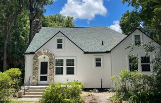 3/2 (University Park) Step into a world of timeless charm and modern convenience with this beautifully renovated historic home, nestled in an ideal location close to the vibrant pulse of the University of Florida and close proximity to shops and restauran