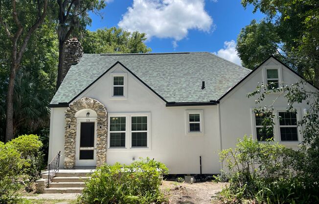 3/2 (University Park) Step into a world of timeless charm and modern convenience with this beautifully renovated historic home, nestled in an ideal location close to the vibrant pulse of the University of Florida and close proximity to shops and restauran