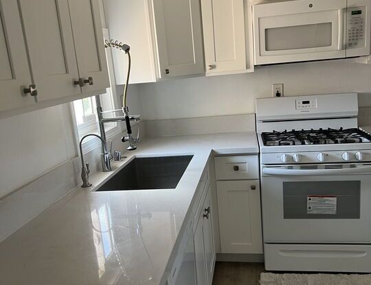 2 beds, 1 bath, 1,000 sqft, $2,350, Unit 1/4