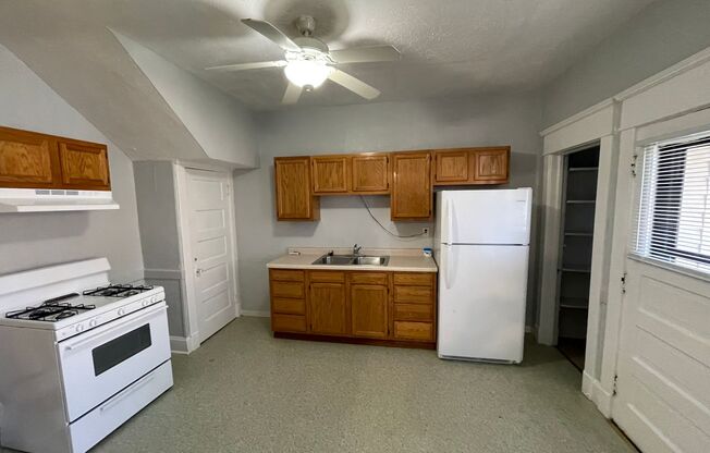 3 beds, 1 bath, $1,025, Unit 706