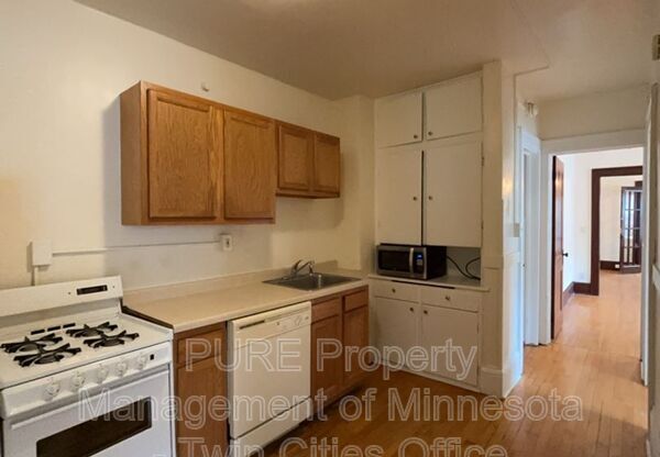 712 W 32 ST