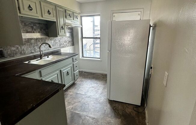 1 bed, 1 bath, 450 sqft, $595, Unit 240 S Quincy Ave B3