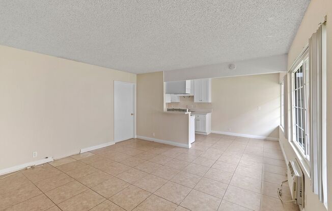 2 beds, 1 bath, $2,600, Unit 4