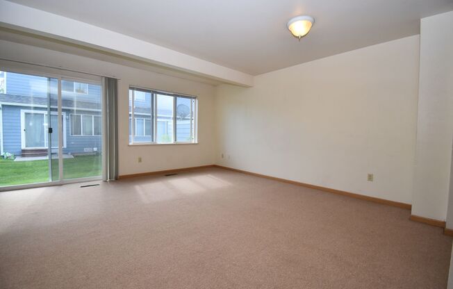 Townhouse-style End unit 3BD, 1.5 BA
