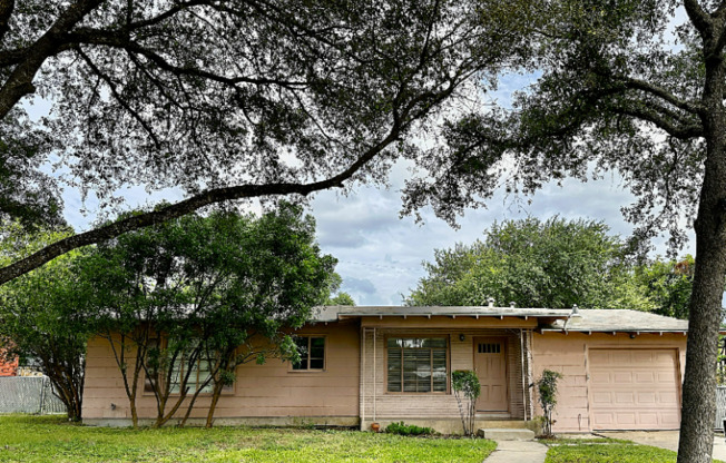 322 Altgelt Avenue