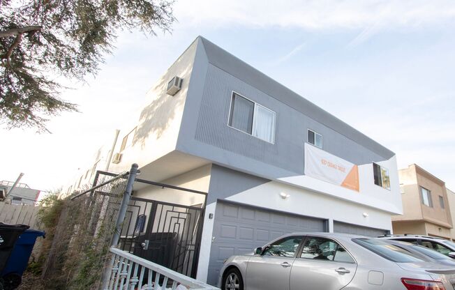 937 N Orange Grove Ave