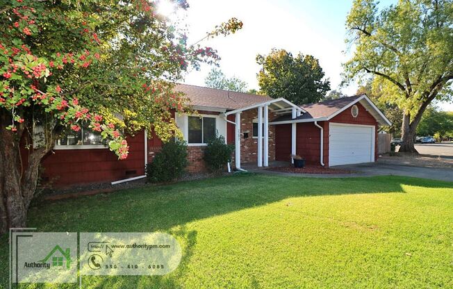 2202 Canal Dr - Family & Living Room with 2 Fireplaces | Tiled Walk-In Shower