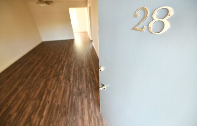 1p717 - Shutters Apartments