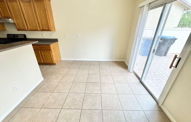 LOVELY 3 BEDROOM, 2.5 BATHROOM HOME LOCATED IN A BEAUTIFUL AND WELL-KEPT COMMUNITY.