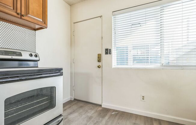 Studio, 1 bath, 250 sqft, $1,335, Unit 17