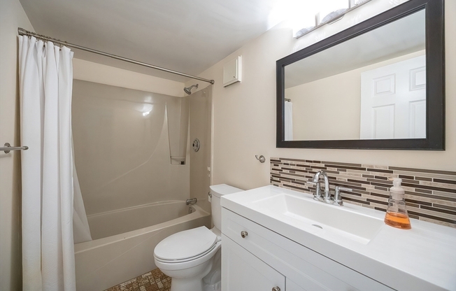 2 beds, 2 baths, 1,030 sqft, $2,900, Unit 43B