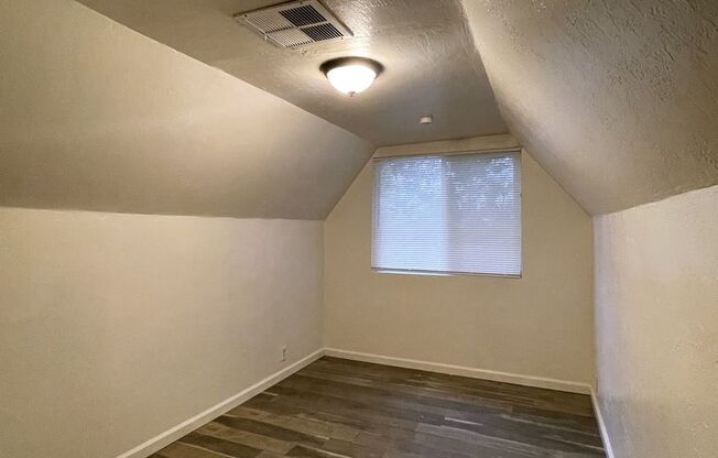 2 beds, 1 bath, $1,095, Unit Unit B