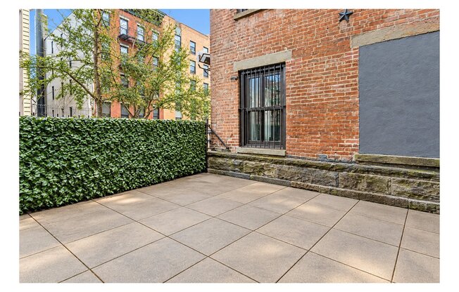 460 W 46 ST