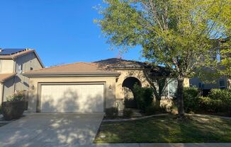 Single level home in Lincoln Crossing - new carpet & paint!